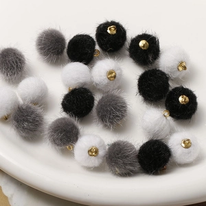 Flauschige Plüschbommel mit Goldringen in Schwarz Weiß und Grau für DIY-Schmuckherstellung