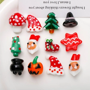 Collezione dettagliata di ciondoli e perline in vetro per Natale e Halloween