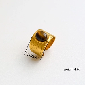 Détail de l'anneau doré 13,7mm avec texture rayon de soleil et pierre œil de tigre