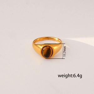 Détail d'une bague chevalière dorée avec œil de tigre, hauteur de face de 11,7 mm