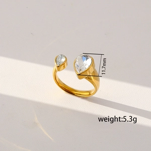 Detail of adjustable gold ring featuring teardrop zircons with 11.7mm height and 5.3g weight
