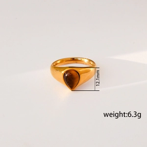 Bague vintage en acier doré avec pierre œil de tigre marron en forme de poire sur fond blanc