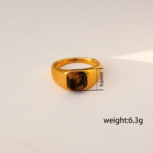 Détail d'une bague vintage en acier doré de 9,6 mm de large sertie d'une pierre œil de tigre