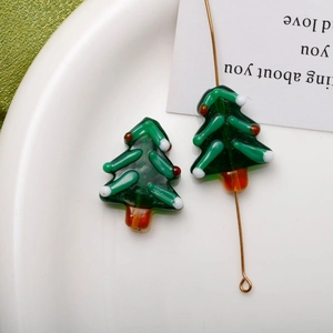 Dettaglio macro di una perla a forma di albero di Natale in vetro soffiato con puntini colorati
