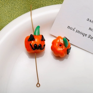 Macro di perline di vetro a forma di zucca arancione fatte a mano per Halloween