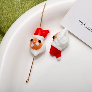 Macro di perline fatte a mano a Babbo Natale in vetro per gioielli fai-da-te festivi
