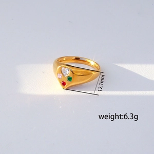 Foto macro de anillo de acero inoxidable dorado con cuatro circones de colores y 12,1mm ancho