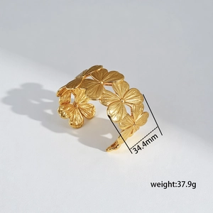 Detail of adjustable golden flower bangle with brushed matte texture and measurement specs