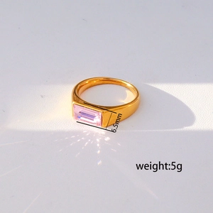 Detalle de anillo de sello dorado con circón rosa rectangular y piedra de 6,5 mm