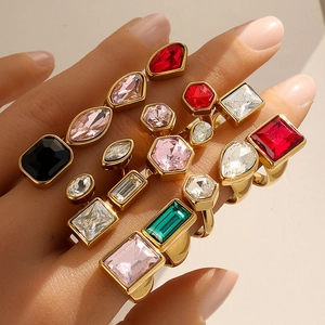 Retro-Ring-Set aus vergoldetem Edelstahl mit bunten geometrischen Edelsteinen