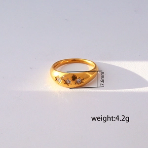 Detalle de anillo en acero dorado de 7,6 mm con circonitas engastadas en estrella y pulido