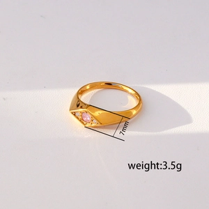 Detalle de anillo de acero dorado de 7mm con gema rosa y un peso de 3,5 gramos