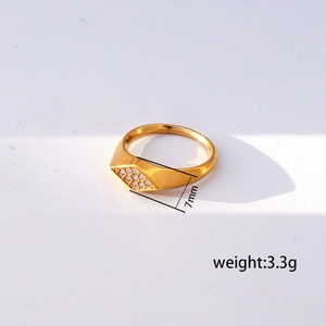 Detalle del anillo geométrico de acero inoxidable dorado de 7mm con circonitas incrustadas