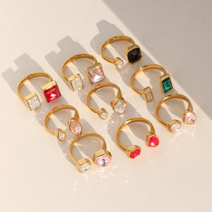 Verstellbare goldene Edelstahlringe mit bunten geometrischen Zirkonia-Steinen in verschiedenen Formen