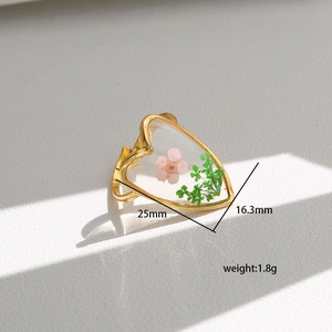 Anillo artesanal dorado con flores secas rosas en resina, joya de 25mm de diámetro