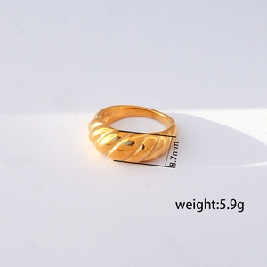 Detalle de anillo croissant dorado con 8,7 mm de ancho y peso de 5,9 g especificado