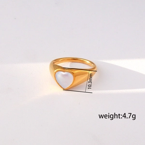 Detalle del anillo de corazón dorado con nácar blanco de 10,3 mm de ancho y peso de 4,7 g
