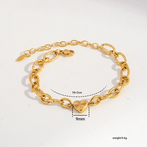 Goldenes Herzanhänger Armband aus Edelstahl mit Größenangaben auf weißem Hintergrund