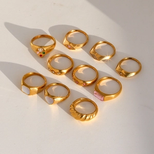 Set de 10 anillos de acero dorado con circonitas de colores e incrustación de nácar