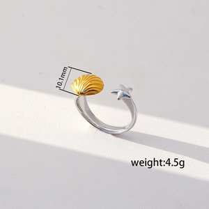 Detailed macro of two-tone starfish and shell ring with 10.1mm width and 4.5g weight