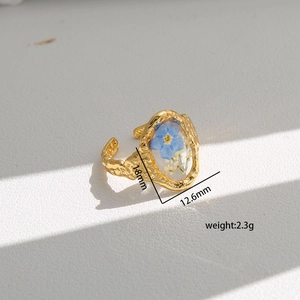 Detailed size specifications of the handmade gold ring with blue dried flower inlay