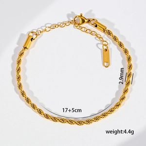 Dettaglio macro del bracciale a catena corda dorata da 2,9mm con chiusura a moschettone