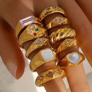 Set de anillos apilables de acero inoxidable dorado con circonitas rosas y nácar