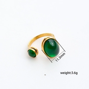 Anillo vintage dorado ajustable con piedras verde esmeralda peso 3,6g y gema 11,3mm