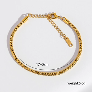 Dettaglio del bracciale a catena di grano placcato oro 18K con chiusura a moschettone