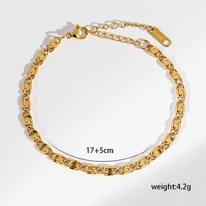 Dettaglio del bracciale a maglie S placcato oro 18K con chiusura a moschettone e catena