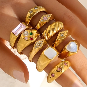 Set de anillos de acero inoxidable dorado con circonitas y motivos de corazón para mujer