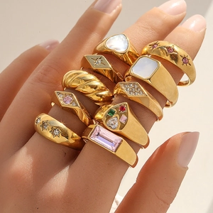 Set de anillos de acero inoxidable dorado con nácar e incrustaciones de circonitas