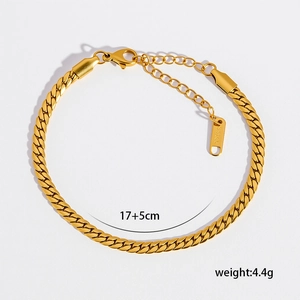 Dettaglio del bracciale a catena cubana placcato oro 18K con marchio S.Steel e chiusura a moschettone