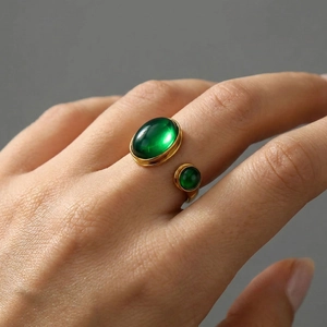 Anillo ajustable de acero inoxidable dorado con dos piedras cabujón verde esmeralda