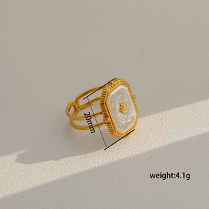 Bague rétro carrée en acier inoxydable avec émail blanc et détail d'étoile gravé