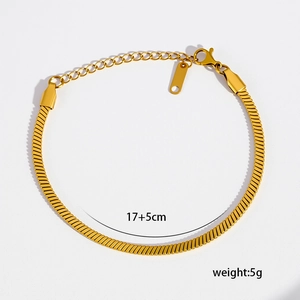 Dettaglio del bracciale a serpente placcato oro 18K con chiusura e targhetta da 5g