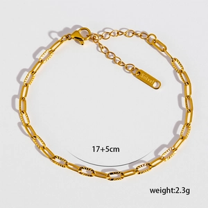 Dettaglio del bracciale in acciaio al titanio placcato oro 18K con maglie ovali e estensione