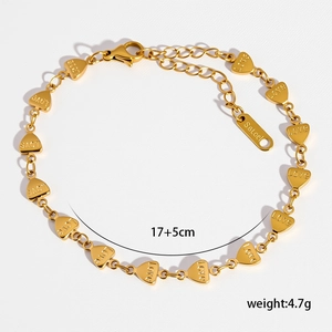 Dettaglio bracciale a catena con cuori placcato oro 18K con incisione LOVE e chiusura a moschettone