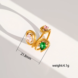Detail eines vergoldeten Rings mit Zirkonen, inklusive 4,1g Gewicht und 21,8mm Größeangabe