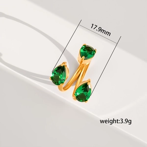 Details eines goldenen Rings mit drei grünen Steinen in Birnenform und 17,9 mm Maß