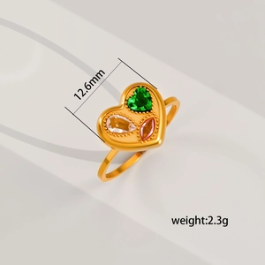 Detail eines 2,3g Goldherzrings mit eingelegten grünen, gelben und rosa Edelsteinen