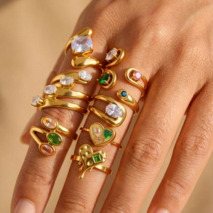 Makroansicht des goldenen Herzrings mit bunten Zirkoniasteinen und Lava-Design-Details