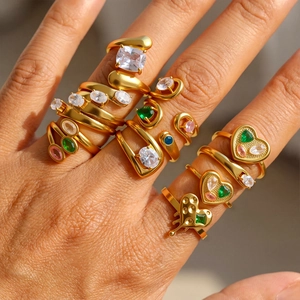 Unregelmäßiger Herzring aus Gold mit bunten Edelsteinen für einen modischen Lagenlook