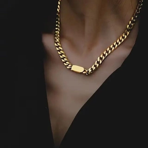 Collana a catena cubana dorata in acciaio al titanio con targhetta rettangolare da uomo