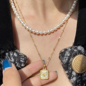 Collar de mariposa en acero de titanio estilo francés con perlas en modelo