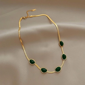 Vergulde titanium ketting met vijf ovale smaragdgroene emaille inzetstukken retro stijl