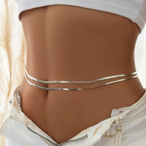 Detailaufnahme der zweilagigen flachen Schlangenkette als Taillenkette aus Edelstahl