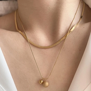 Collier double épaisseur en acier titane doré avec chaîne serpent plate et pendentifs boules