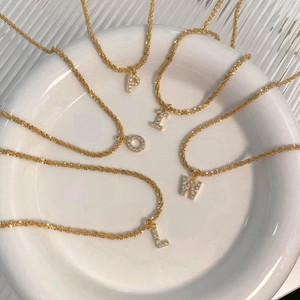 Colliers scintillants en acier titane doré avec pendentifs alphabet en zircons P I O W L