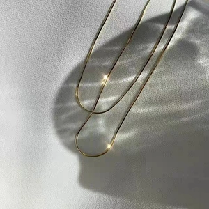 Collar minimalista de doble capa con cadena de serpiente cuadrada dorada brillante